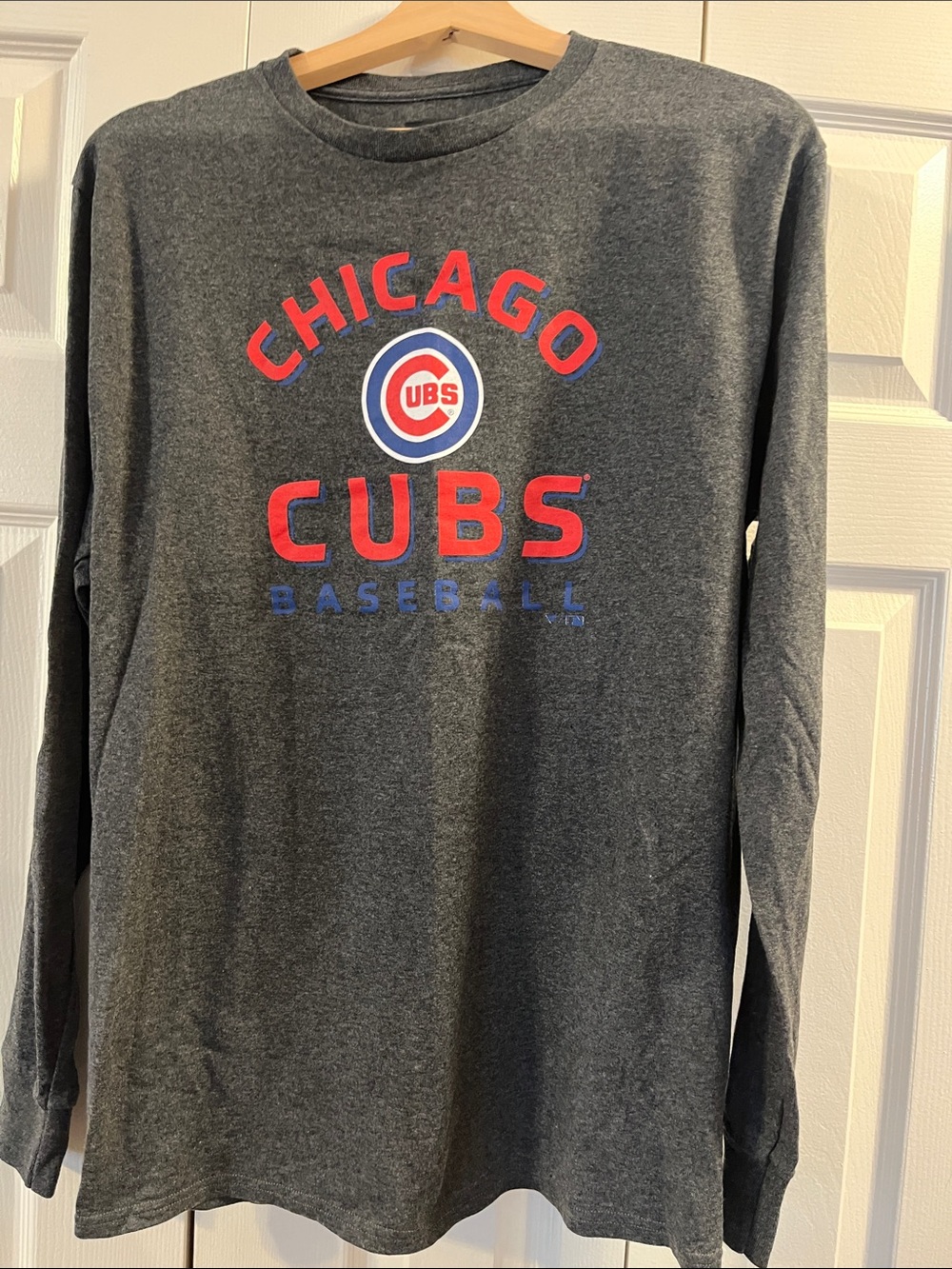 Fanatics Gray long sleeved T-shirt w/Red & Blue Cubs Logo. Size L